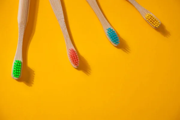 Cztery Eko Bambusowe Dziecko Kolorowe Szczoteczki Zębów Żółtym Tle — Zdjęcie stockowe
