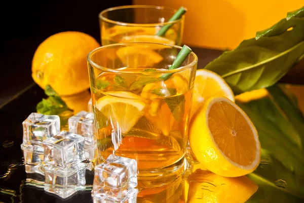 Два Стакана Прохладительного Чая Льдом Лимонными Фруктами — стоковое фото