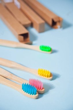 Mavi arka planda dört eko bambu çocuk renkli diş fırçası..