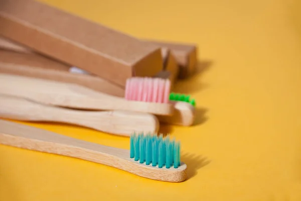 Vier Öko Bambus Kid Bunte Zahnbürsten Auf Gelbem Hintergrund — Stockfoto