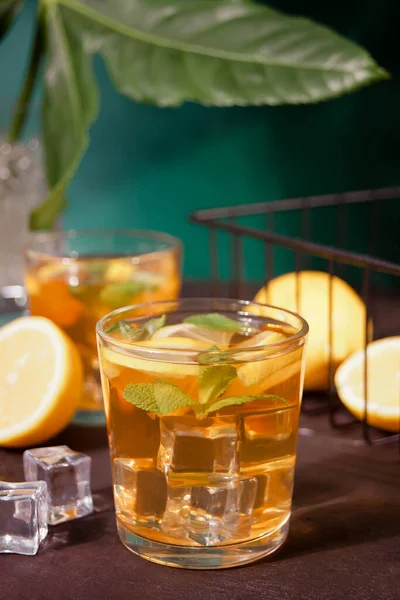 Два Стакана Прохладительного Чая Льдом Лимонными Фруктами — стоковое фото