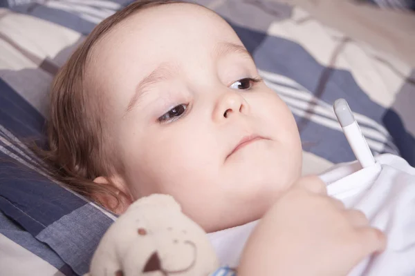 Nemocné Dítě Dívka Leží Posteli Medvídkem Teploměrem — Stock fotografie