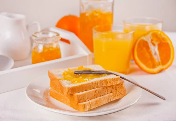 Toast Pain Avec Confiture Orange Verres Jus Orange Sur Fond — Photo