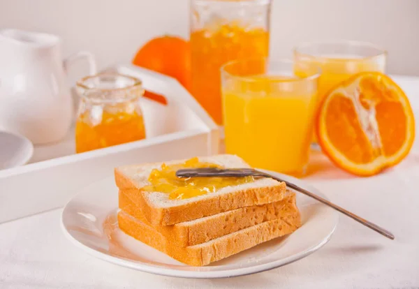 Bröd Rostat Bröd Med Apelsinsylt Glas Apelsinjuice Den Vita Bakgrunden — Stockfoto