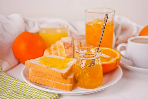 Torrada Pão Com Compota Laranja Copos Suco Laranja Fundo Branco — Fotografia de Stock