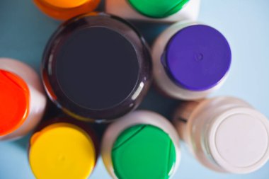 Farklı hapların şişelerinin üst görüntüsü