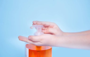 Çocuğun ellerine jel sıvı sabun sürmesi. Çocuk ellerini yıkayacak. Sabah rutini