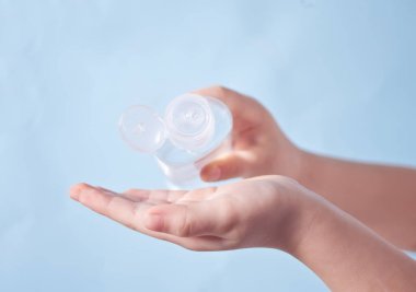 Çocuk el dezenfektanı kullanıyor. Antibakteriyel antiseptik. Virüs ve bakteriler, hijyen ve Covid-19 virüs koruma kavramını engelle