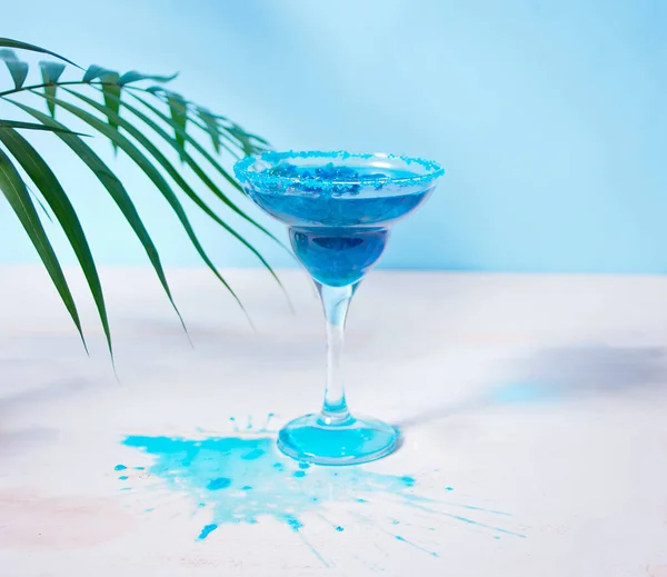 Ett Glas Blå Cocktail Ett Palmblad Hawaiian Cocktai Laguncocktail Curacao — Stockfoto