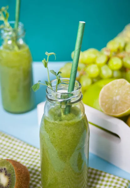 Verse Blended Groene Smoothie Glazen Flesjes Met Groenten Fruit Achtergrond — Stockfoto