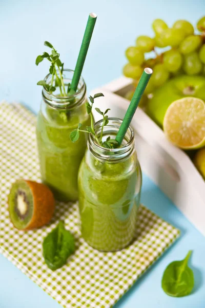 Smoothie Verde Fresco Misturado Pequenas Garrafas Vidro Com Frutas Legumes — Fotografia de Stock