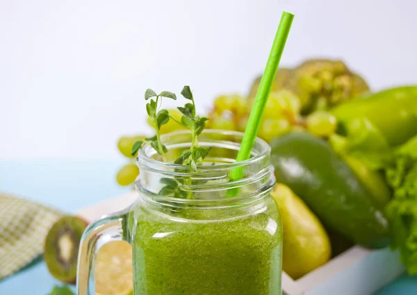 Verse Blended Groene Smoothie Glazen Pot Met Groenten Fruit Achtergrond — Stockfoto