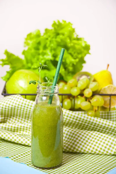 Verse Blended Groene Smoothie Glazen Flesje Met Groenten Fruit Achtergrond — Stockfoto