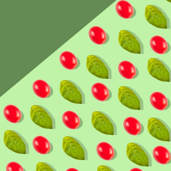 Muster Mit Tomatenkirsche Und Basilikumblättern Auf Grünem Hintergrund — Stockfoto