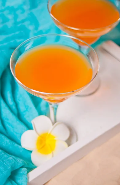 一杯热带异国情调的多果果汁鸡尾酒 放在白盘上 配上水仙花 三地海滩野餐概念 — 图库照片