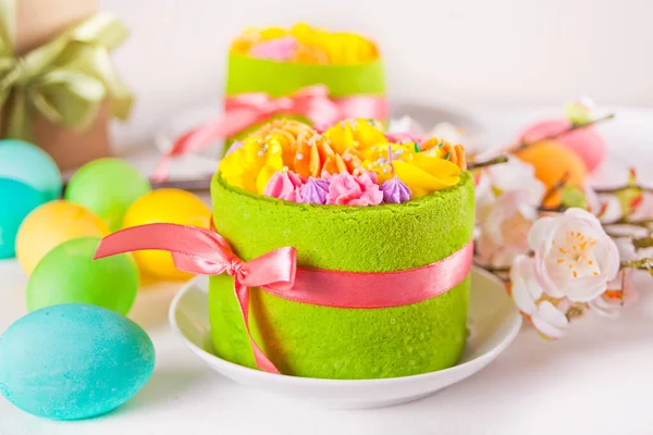 Wiosenny Stół Świąteczny Małe Zielone Ciasto Maślanymi Kwiatami Kolorowymi Jajkami — Zdjęcie stockowe