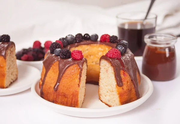 Sabroso Pastel Vainilla Casero Con Bayas — Foto de Stock