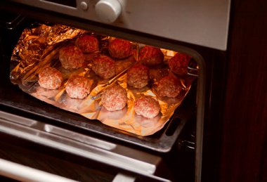 Fırının folyosundaki çiğ et topları.