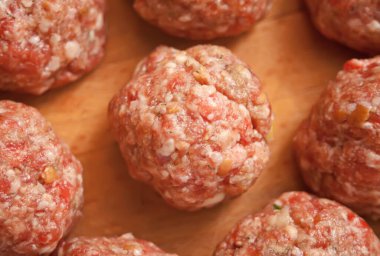 Tahtanın üzerinde çiğ köfteler var. Üst görünüm