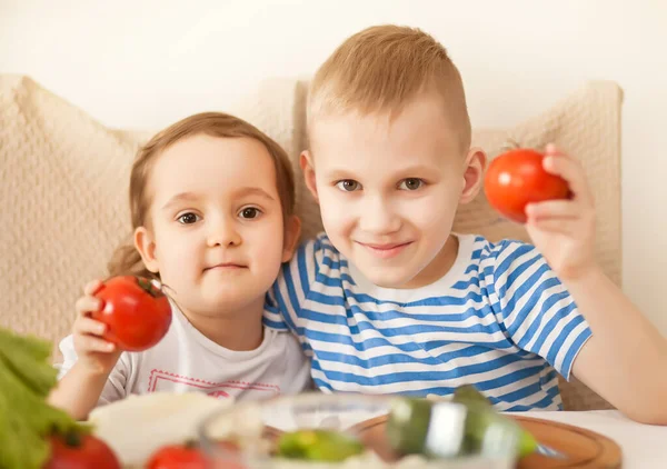 Šťastné Děti Připravují Zeleninu Salát Kuchyni Zdravé Stravování — Stock fotografie