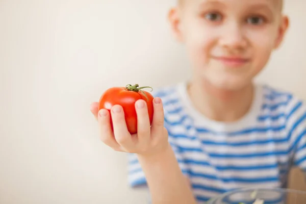 Menino Sorridente Feliz Segurando Legumes Tomate Para Salada Cozinha Doméstica — Fotografia de Stock