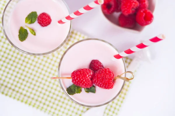 Дві порції натурального домашнього йогурту в скляній банці зі свіжою малиною. концепція сніданку . — стокове фото