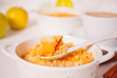 Beyaz arka planda ev yapımı elmalı tatlı.