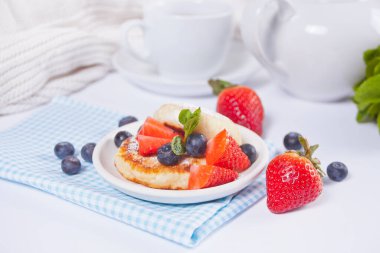 İki tabak süzme peynirli krep şurubu, böğürtlen ve pudra şekerli..