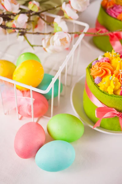 Wiosenny Stół Świąteczny Małe Zielone Ciasteczka Maślanymi Kwiatami Kolorowymi Jajkami — Zdjęcie stockowe