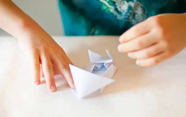 Mani Bambino Bambini Fanno Origami Sul Tavolo Bianco — Foto Stock