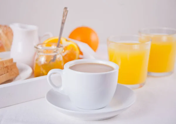 Kaffee Oder Tee Toast Mit Orangenmarmelade Gläser Mit Orangensaft Auf — Stockfoto