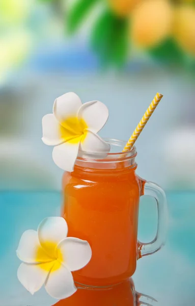 Copo Suco Frutas Exóticas Tropicais Bebida Coquetel Com Plumeria Frangipani — Fotografia de Stock
