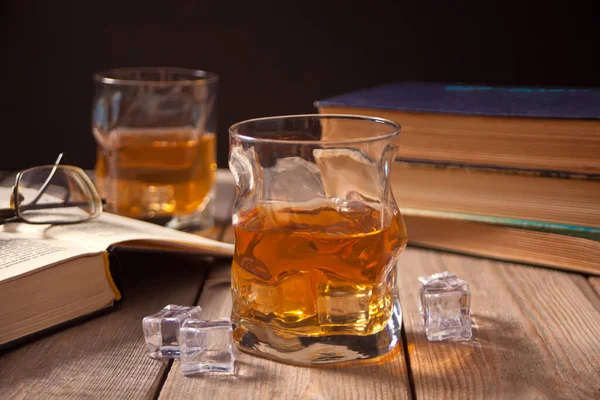 Tahta Masadaki Buzlu Viski Eski Kitapların Yanında — Stok fotoğraf