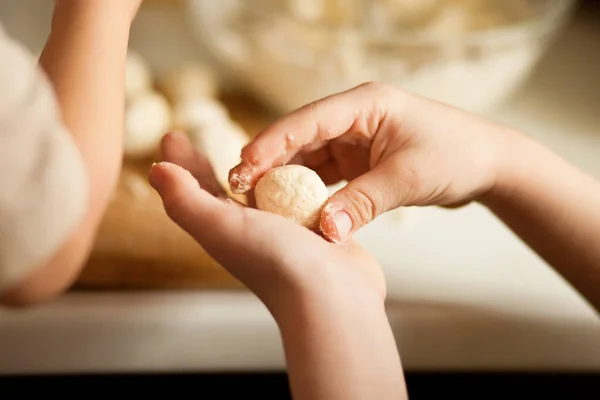 Kinder Machen Quarkbällchen Russisch Syrniki — Stockfoto