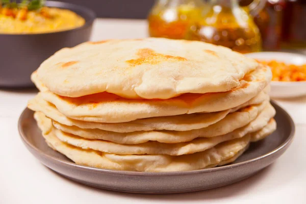 Huisgemaakt Vers Smakelijk Pitabrood Het Bord — Stockfoto