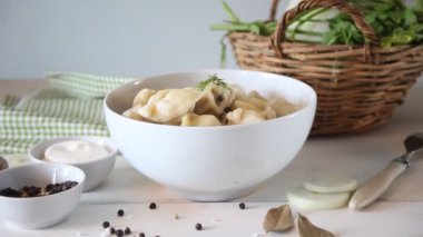 İnsan eli, ev yapımı Rus pelmeni eti İtalyan mantısı yer..