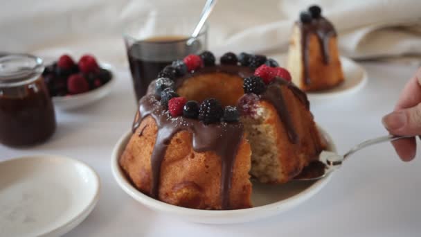 Woman hand take a piece of tasty homemade vanilla bunt cake with berries. — Stock Video