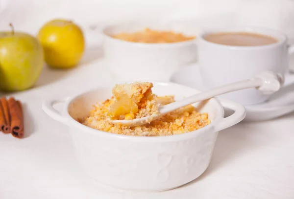 Lekkere Zelfgemaakte Appel Crumble Dessert Witte Achtergrond — Stockfoto