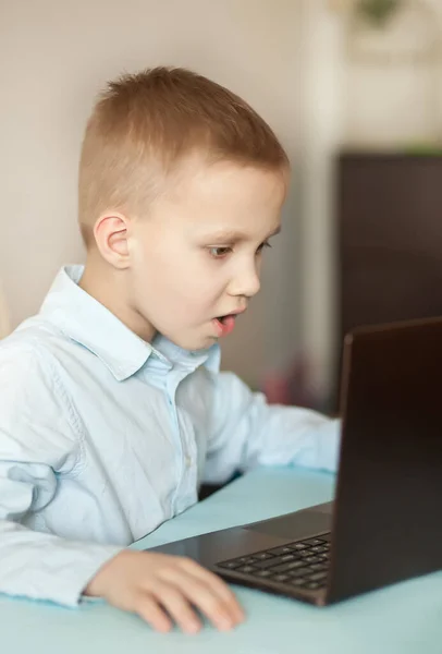 Biuro Workspace Laptopem Dzieciak Uczy Się Online Kształcenie Online Odległość — Zdjęcie stockowe