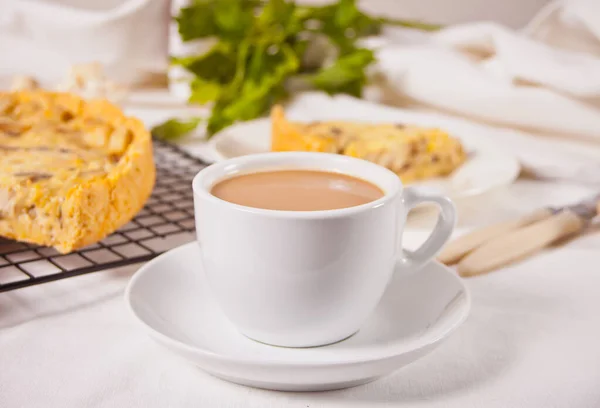 Tasse Kaffee Mit Milch Mit Hausgemachten Frisch Leckeren Französischen Quiche — Stockfoto