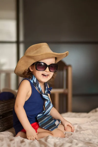 Feliz Infância Menina Bonito Jogando Uma Forma Vestindo Grande Chapéu — Fotografia de Stock