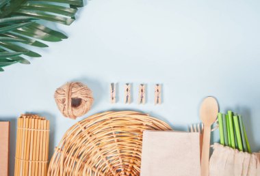Çevre dostu set. Bambu çatal bıçak takımı, kağıt kamış, bez raptiye, kağıt torba, pamuk bez. Plastiksiz konsept. Sıfır kayıp. Boşluğu kopyala
