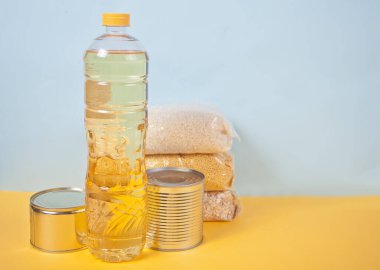 Masada çeşitli konserve yiyecekler ve mısır gevrekleri var. Yiyecek bağışları. Yemek teslimatı