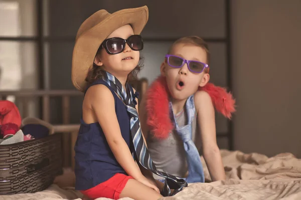Feliz Infância Menina Bonito Menino Jogando Uma Forma Vestindo Óculos — Fotografia de Stock