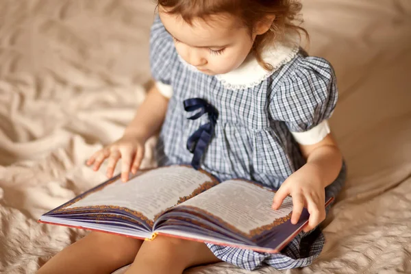 Menina Bonito Pequeno Vestido Retro Ler Livro — Fotografia de Stock