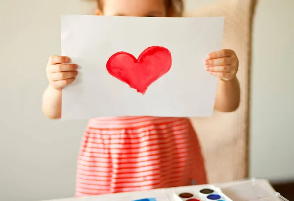 Uma Menina Criança Segurando Uma Folha Com Coração Vermelho Pintado — Fotografia de Stock