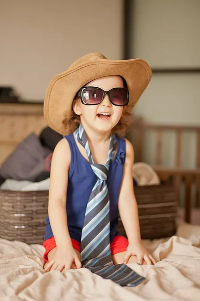 Szczęśliwego Dzieciństwa Cute Girl Gra Modzie Nosi Kapelusz Kowbojski Okulary — Zdjęcie stockowe