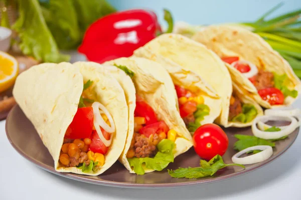Mexikanska Tacos Med Kycklingkött Bönor Tomater Och Majs — Stockfoto