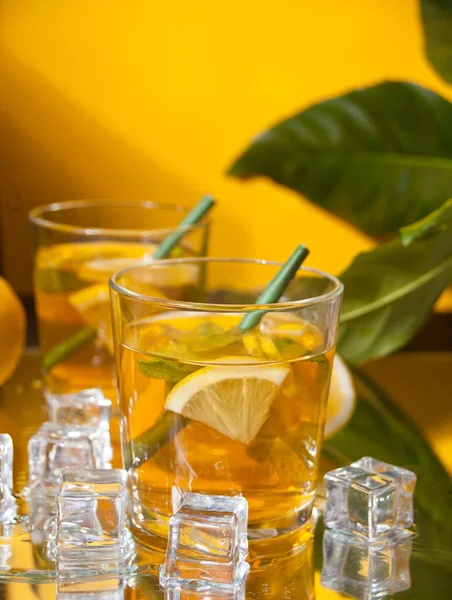 Zwei Gläser Kalten Erfrischungstees Mit Eis Und Zitronenfrüchten — Stockfoto