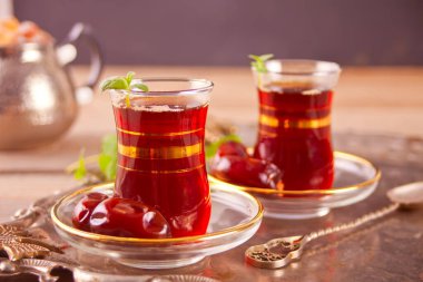 Metal tepside geleneksel cam bardaklarda Türk çayı. Doğulu.